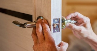 Установка и замена дверной ручки в Новоалтайске от 276 руб. – Мастер24, монтаж фурнитуры, недорого
