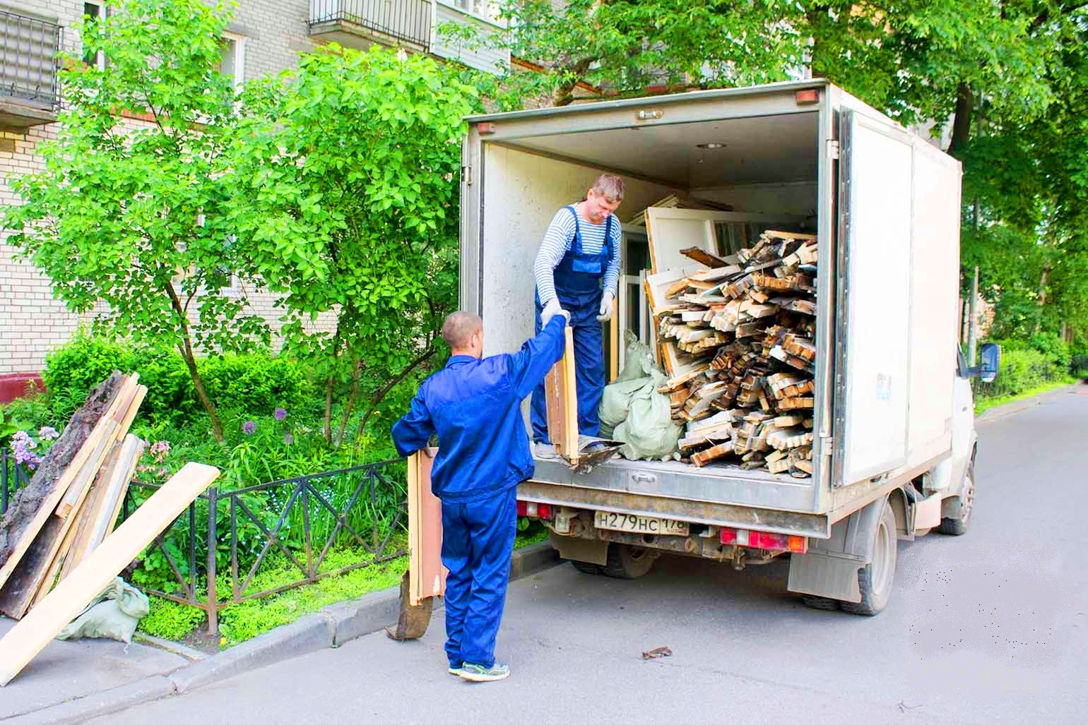 Вывоз строительного мусора в Новоалтайске от Мастер24: услуги, контейнер, цена от 2556 руб., быстро и недорого
